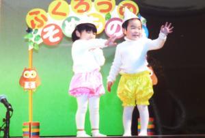 ステージからおうちの人に手を振る子どもたち